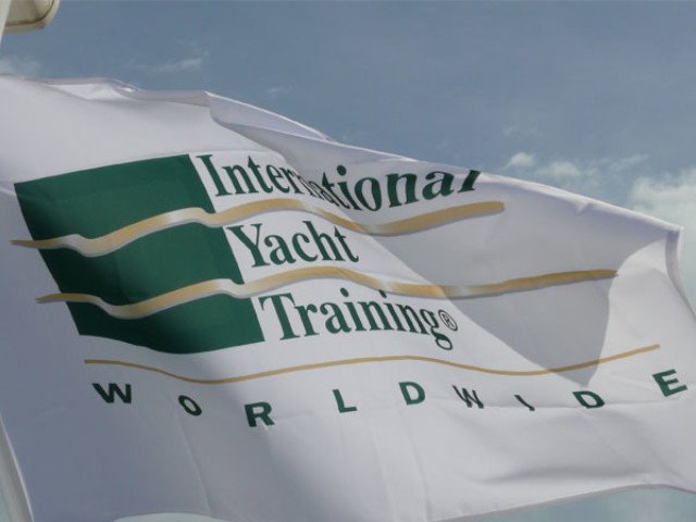 Bandeira com a logo da IYT