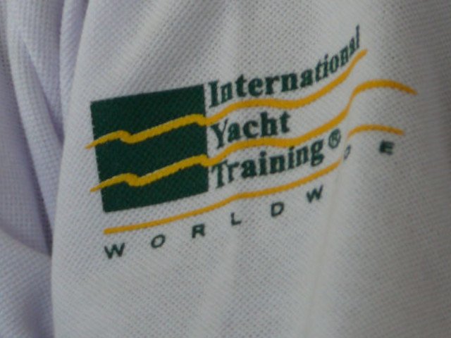 Logo da IYT em camiseta