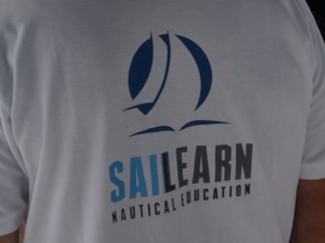 Camiseta com a logo da Sailearn